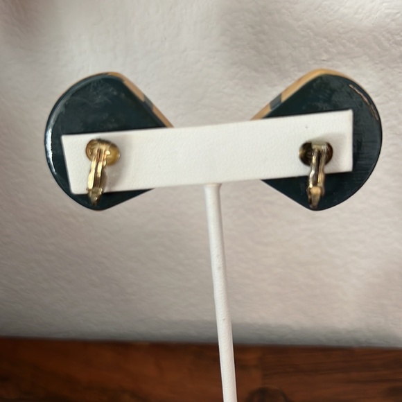 80s Artisan Round/ triangular wood Clip Earrings - Green, yellow, and grey - Picture 8 of 8